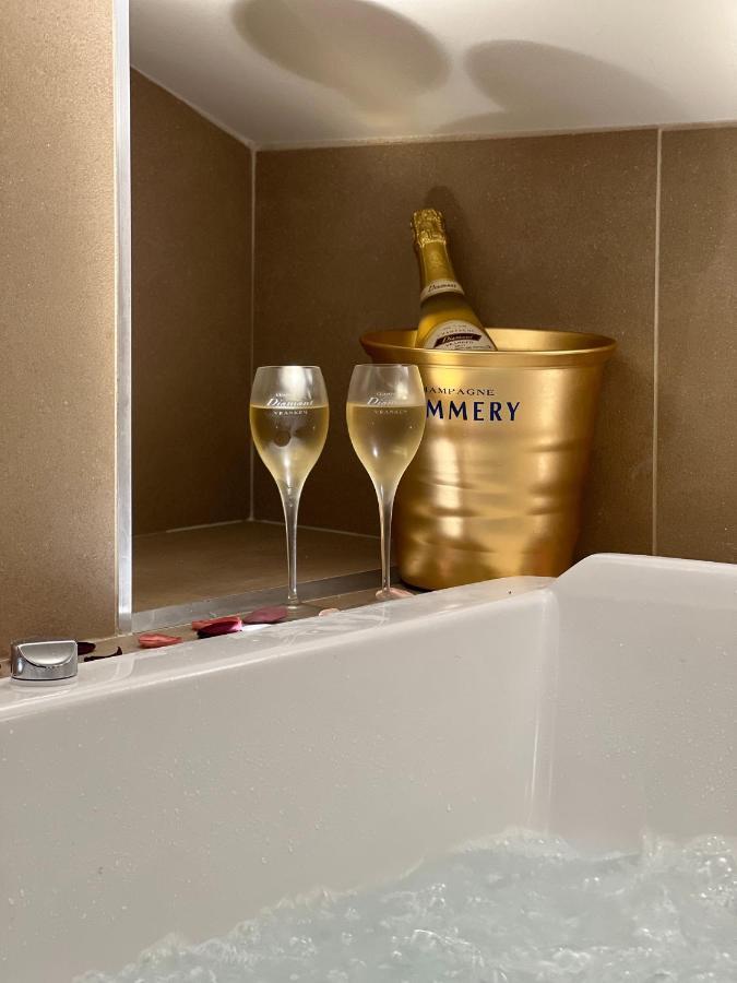 Cocon Blanc Calin Avec Jacuzzi Privatif - Loveroom Insolite Saint-Etienne  Zewnętrze zdjęcie