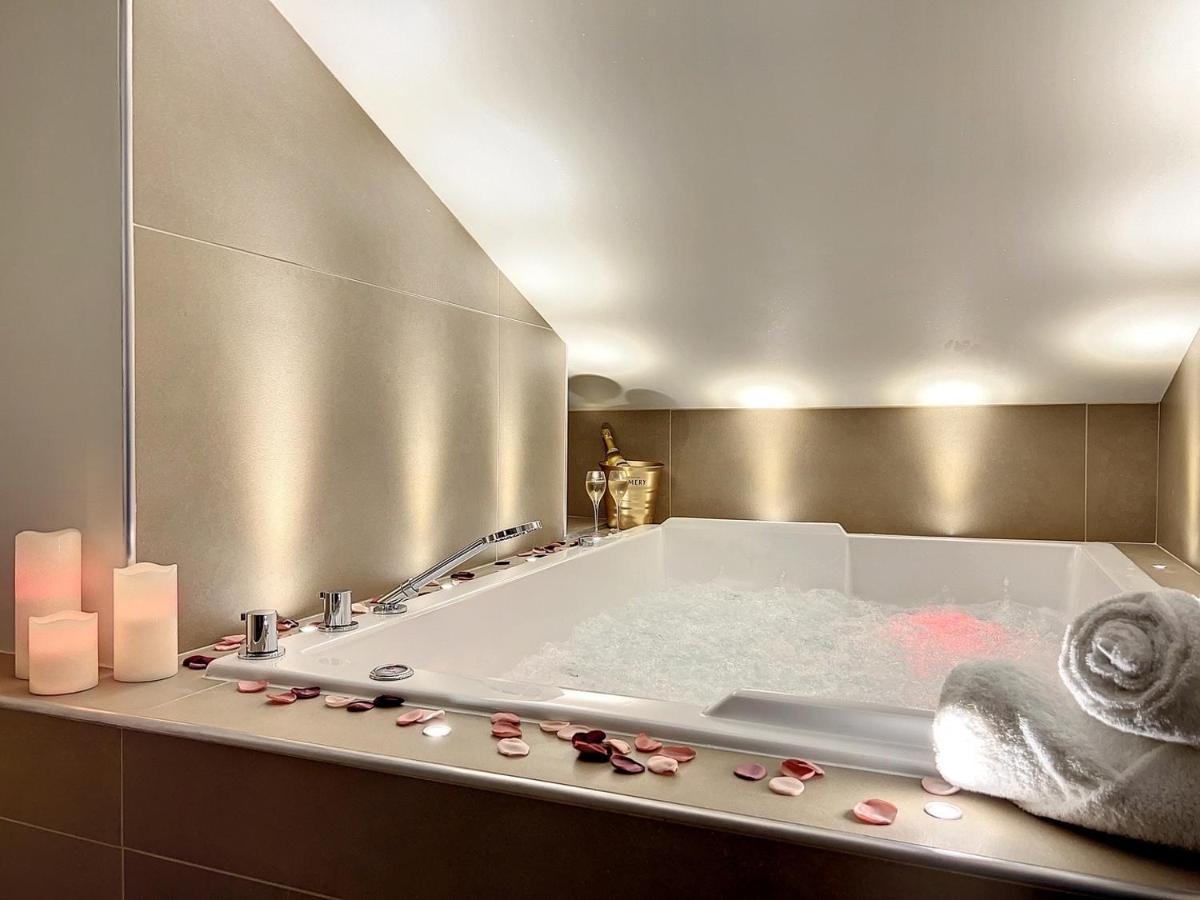 Cocon Blanc Calin Avec Jacuzzi Privatif - Loveroom Insolite Saint-Etienne  Zewnętrze zdjęcie