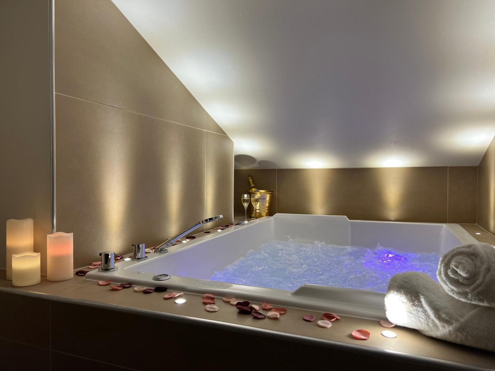Cocon Blanc Calin Avec Jacuzzi Privatif - Loveroom Insolite Saint-Etienne  Zewnętrze zdjęcie